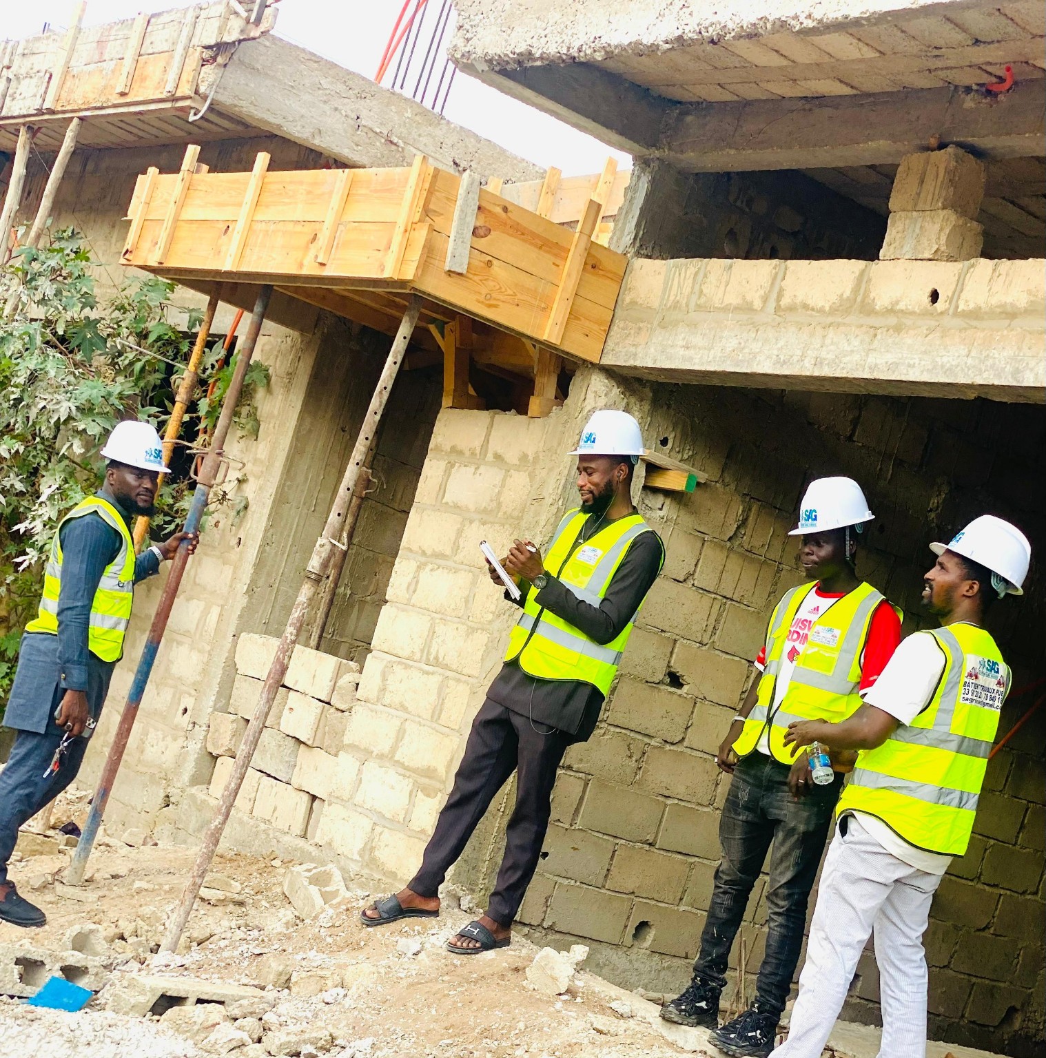 Équipe technique sur un chantier de construction