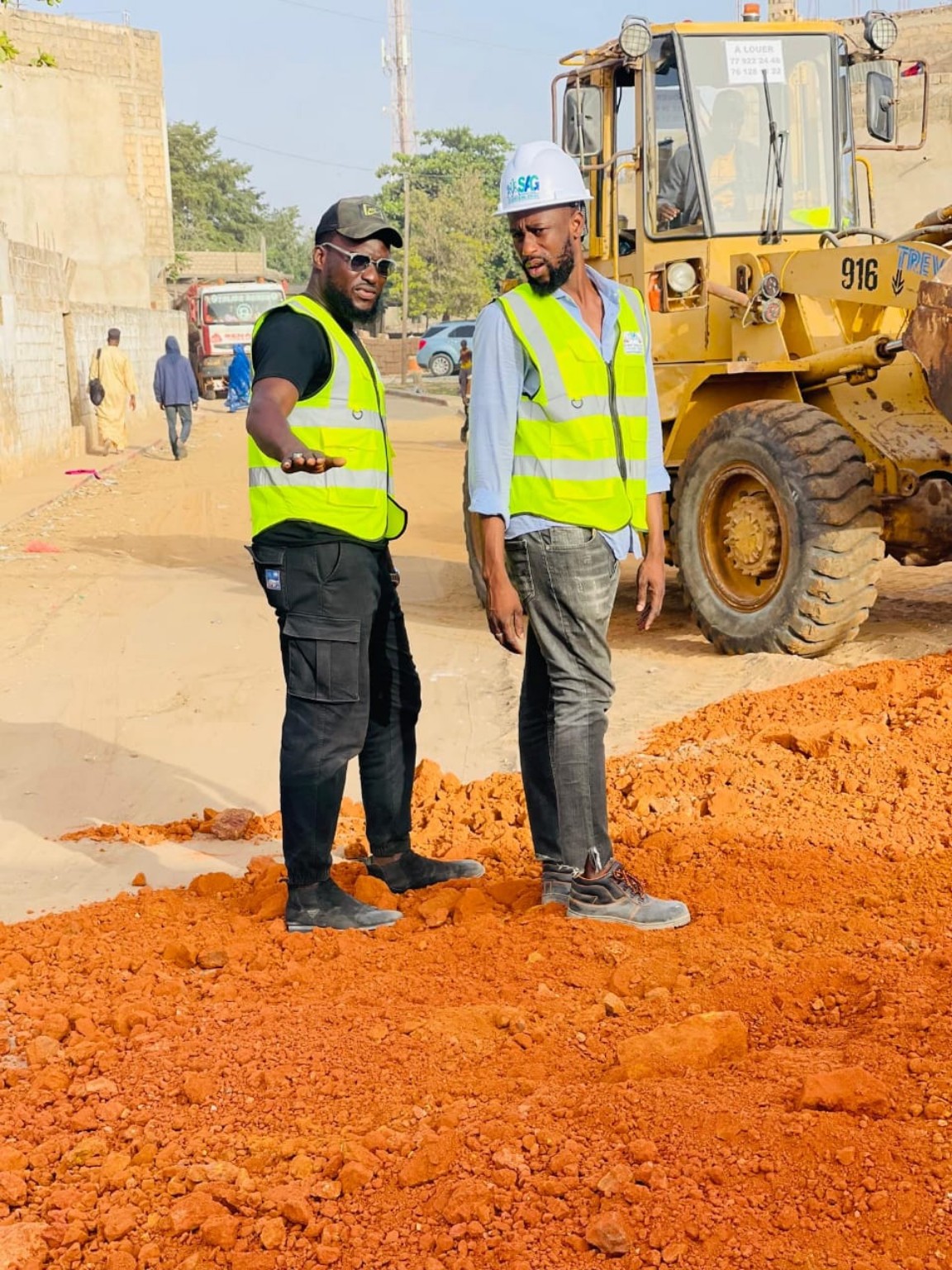 Équipe MBC en suivi de chantier avec engin de terrassement