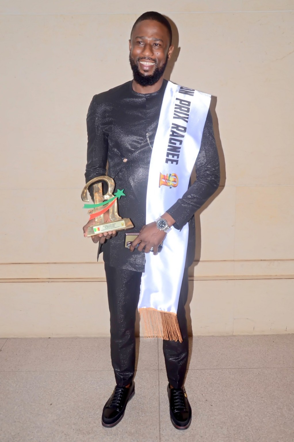Mamadou Faye recevant une distinction professionnelle