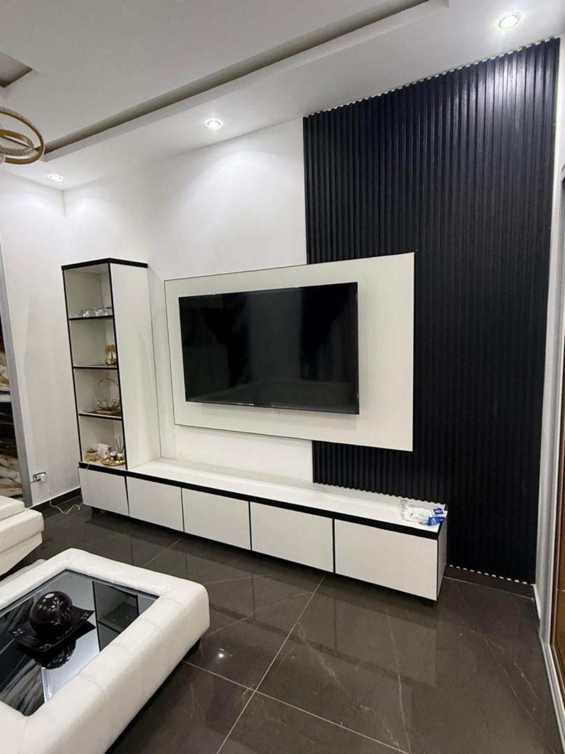 Mur TV et mobilier intérieur sur mesure
